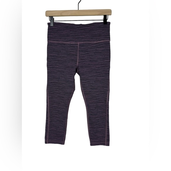 ATHLETA Ultimate Linear Lines Capri - Picture 1 of 4